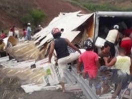 Carreta carregada de peixes é saqueada após tombar na BR-101