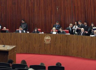Maioria dos ministros do TSE vota pela rejeição da candidatura de Lula