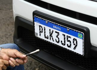 Nova placa Mercosul demora até um mês para ficar pronta; motoristas reclamam