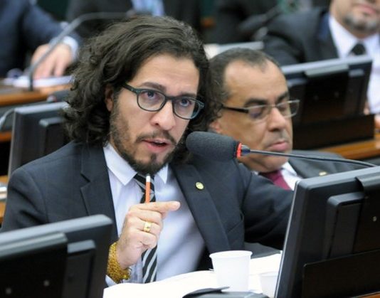 Deputado Jean Wyllys não tomará posse para novo mandato, diz assessoria