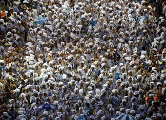 Marcado por polêmica na roupa, Filhos de Gandhy tem desfile dos 70 anos