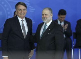 Aras defende direito de minorias durante cerimônia de posse como novo PGR