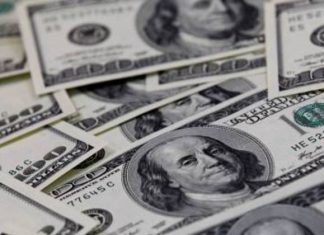 Dólar cai com poucas oscilações nos primeiros negócios
