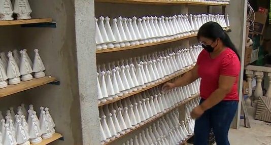 Artesãs de Aparecida intensificam produção de artigos religiosos com a chegada do Dia da Padroeira