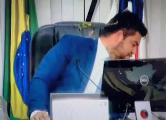 Sessão em câmara de vereadores na BA é marcada por ‘ovadas’ e protesto da população; secretário foi retirado de plenário por PMs