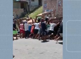 Caminhão desgovernado causa atropelamento de ao menos duas pessoas e cavalo no extremo sul da Bahia