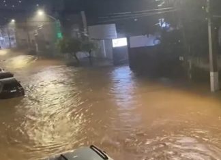Chuva deixa ruas alagadas em Jacobina, no norte do estado