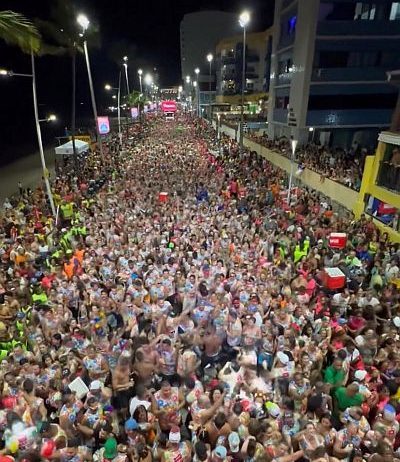 Bell Marques deu R$ 5 mil para ambulante que teve isopor quebrado durante seu desfile