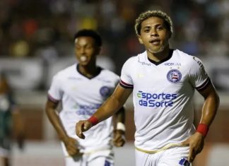 Entre tapas e beijos com a torcida, Vitor Jacaré vive seu momento mais tenso no Bahia