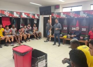 Léo Condé acompanha treino e é apresentado ao elenco do Vitória