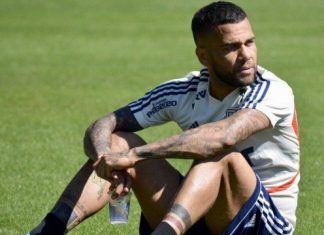 Justiça espanhola toma decisão sobre prisão de Daniel Alves; jogador não quis encontrar a esposa