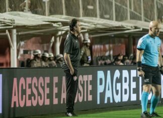 “Temos que manter os pés no chão”, avalia Condé após retomar liderança da Série B