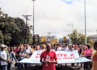 Professores da Bahia paralisam atividades e fazem protesto em Salvador