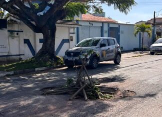 Esgoto clandestino cede asfalto e abre enorme buraco em rua de Vilas do Atlântico