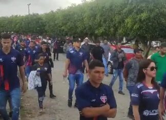 Velório de jogador Deon leva multidão às ruas de povoado na Bahia; veja