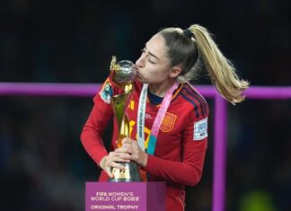 Jogadora que marcou gol do título da Espanha descobre morte do pai após final