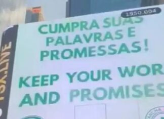 VÍDEO: Organizada do Palmeiras protesta contra Leila Pereira em telão de avenida famosa em Nova York