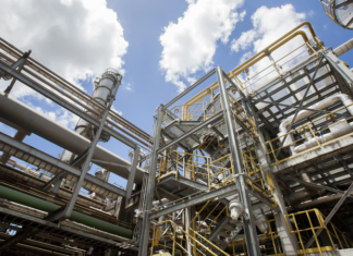 Trabalhadores do Polo, em Camaçari, evacuam de unidade após fumaça forte