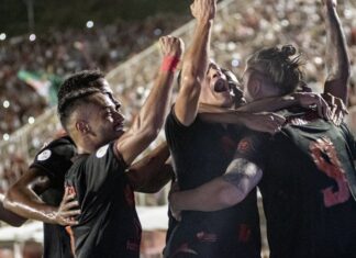 Pênalti salva Vitória, que passa pelo Ceará em partida disputada no Barradão