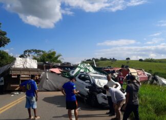 Carreta fica atravessada na pista após acidente grave na Bahia