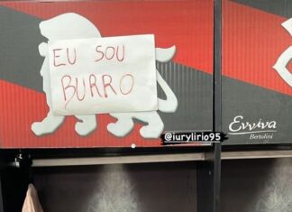 Após brincadeira viralizar, jogadores do Vitória tiram sarro com companheiro; veja fotos