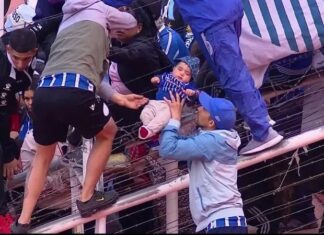 Bebê é resgatado da arquibancada durante confusão em jogo na Argentina; veja