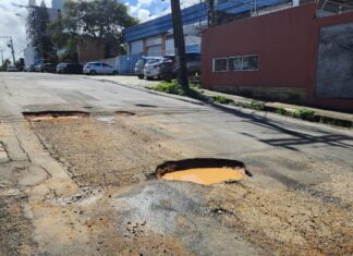 Cidade das crateras: Moradores de Lauro de Freitas sofrem com ruas esburacadas