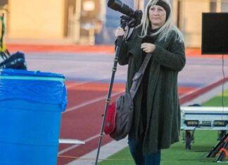 Fotógrafa morre após ser atingida durante jogo de futebol americano