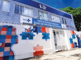 Mãe de criança com autismo está há cinco anos em fila do CRE-TEA para tratar o filho