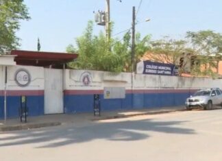 Policiais militares fazem segurança de escola um ano após atentado armado