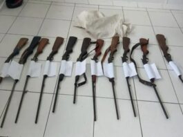 BA: Militares apreendem espingardas que seriam transportadas por dupla