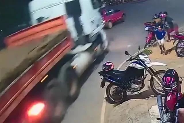 Homem-e-crianca-sao-salvos-de-acidente-envolvendo-uma-carreta-na-BA-142-em-Ituacu-Foto-Achei-Sudoeste