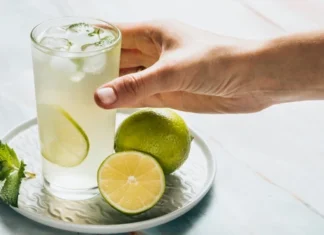 Suco de limão pela manhã faz mal? Nutricionista chega a resposta definitiva