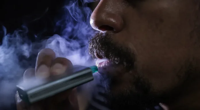 OMS alerta: 15 milhões de adolescentes já usam cigarro eletrônico