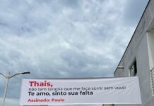 Faixa com declaração de amor chama atenção no centro de Santa Barbara