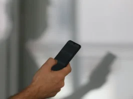 Celular antes dos 12 anos aumenta risco de obesidade e depressão