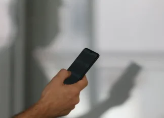 Celular antes dos 12 anos aumenta risco de obesidade e depressão