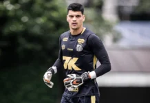 Flamengo prepara investida por Gabriel Brazão, goleiro do Santos