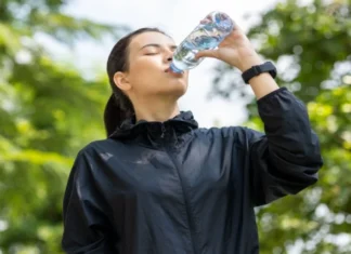 Só água não hidrata? Entenda a ciência da hidratação funcional