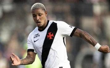 David volta a atuar pelo Vasco no clássico contra o Flamengo após negociação travar com o Vitória