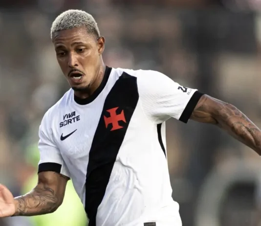 David volta a atuar pelo Vasco no clássico contra o Flamengo após negociação travar com o Vitória