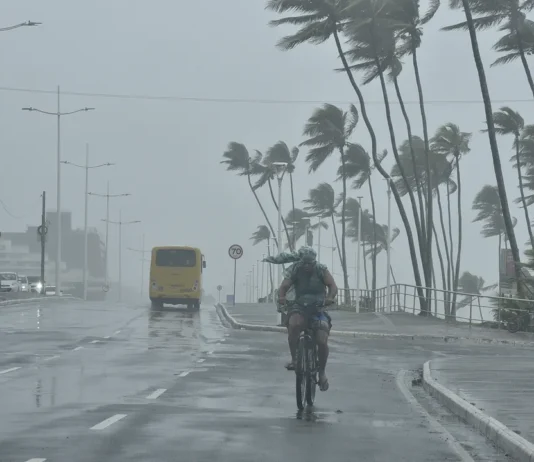 Chuvas fortes colocam 54 cidades da Bahia em alerta nesta sexta-feira