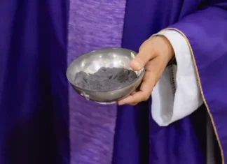 Quarta-Feira de Cinzas marca início da Quaresma para os católicos; saiba os horários das missas na Arquidiocese de Feira