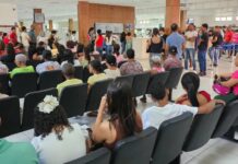 Pessoas madrugam na frente do SAC Rodoviária em busca de atendimento