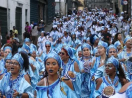 Filhas de Gandhy encerram participação no Carnaval com mil mulheres na avenida