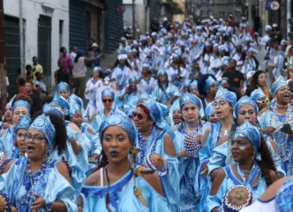 Filhas de Gandhy encerram participação no Carnaval com mil mulheres na avenida