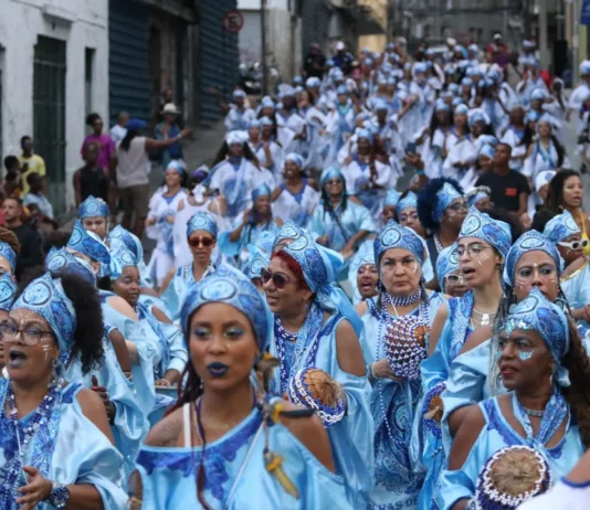 Filhas de Gandhy encerram participação no Carnaval com mil mulheres na avenida