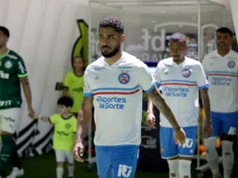 Vídeo: De saída, Matheus Bahia é flagrado em jogo do Internacional