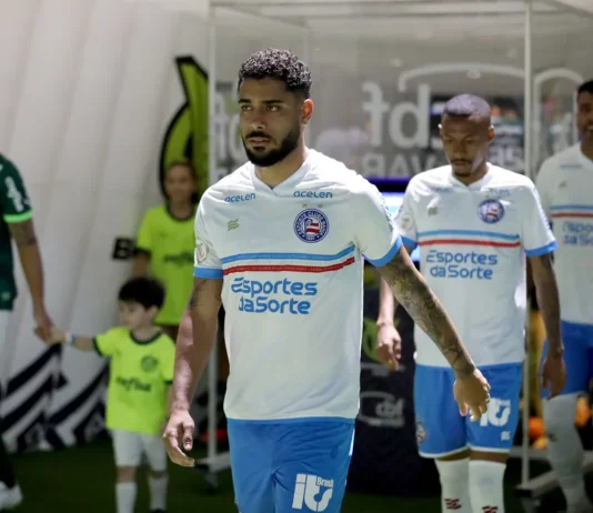 Vídeo: De saída, Matheus Bahia é flagrado em jogo do Internacional