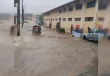 Chuvas fazem rio transbordar e provocam alagamentos em Cachoeira